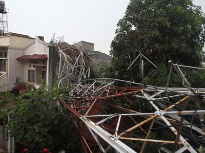 Foto-foto Menara Pemancar yang Roboh di Radio Dalam