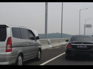 Mogok di Tol Layang Japek, Sebaiknya Jangan Keluar dari Mobil Mogok di Tol Layang Japek, Sebaiknya Jangan Keluar dari Mobil