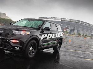 Mobil Polisi Halangi Runway Bandara, Tolak Pesawat Mendarat gegara Corona