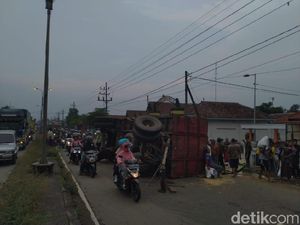 Truk Angkut Pakan Ternak Terguling, Jalur Arteri Mojokerto Macet 2 KM