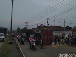 Truk Angkut Pakan Ternak Terguling, Jalur Arteri Mojokerto Macet 2 KM