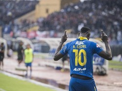 Memasuki babak kedua Persib kembali menambah gol lewat penalti Hariono dan Ezechiel.