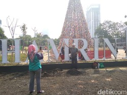 Pohon Natal Thamrin 10 Jadi Sasaran Foto Warga Saat CFD: Bagus Banget!
