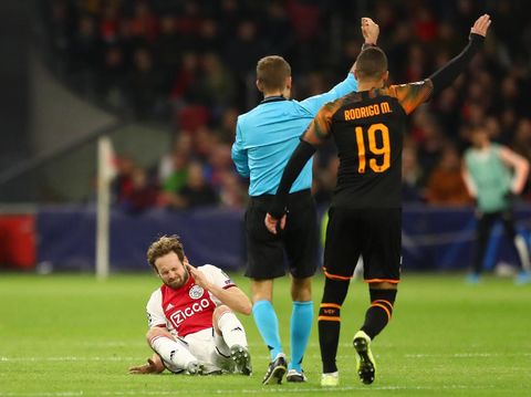 Momen Daley Blind ambruk di laga Ajax Amsterdam vs Valencia