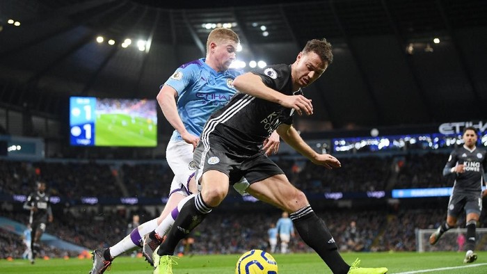 MANCHESTER, ENGLAND - DECEMBER 21: Jonny Evans of Leicester City shields the ball from Kevin De Bruyne of Manchester City during the Premier League match between Manchester City and Leicester City at Etihad Stadium on December 21, 2019 in Manchester, United Kingdom. (Photo by Michael Regan/Getty Images)