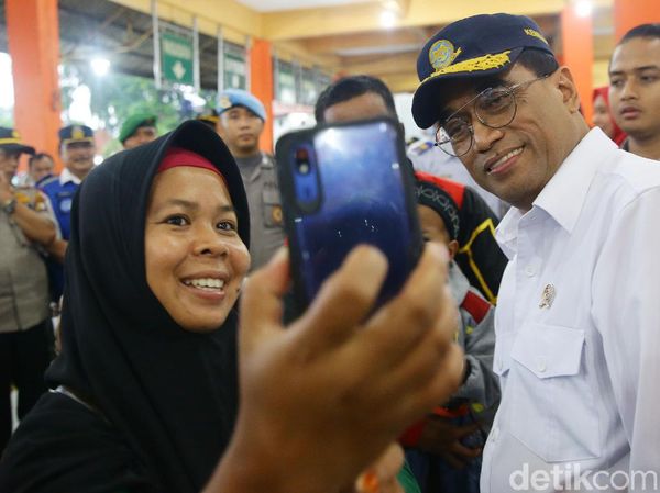 Momen Menhub Cek Arus Libur Natal di Terminal Kampung Rambutan