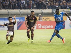 Dalam pertandingan di bawah hujan yang lebat di Stadion Si Jalak Harupat, Minggu (22/12/2019), Persib ketinggalan satu gol lebih dahulu melalui Ferdinand Sinaga.