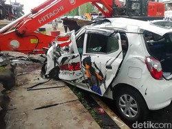Video Truk Angkut Alat Berat Tabrak Mobil-Motor, 7 Orang Tewas