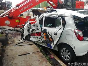 Video Truk Angkut Alat Berat Tabrak Mobil-Motor, 7 Orang Tewas Video Truk Angkut Alat Berat Tabrak Mobil-Motor, 7 Orang Tewas