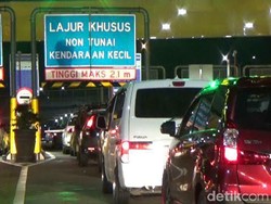Video Suasana Arus Balik di GT Cikampek Utama Malam Ini