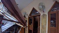 Atap Rusak, Begini Penampakan Masjid yang Tertimpa Menara Pemancar Roboh
