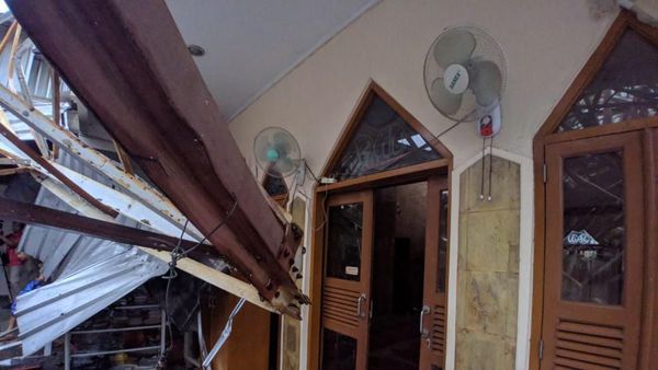 Atap Rusak, Begini Penampakan Masjid yang Tertimpa Menara Pemancar Roboh