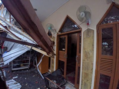 Atap Rusak, Begini Penampakan Masjid yang Tertimpa Menara Pemancar Roboh