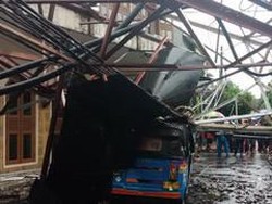 Menara Pemancar di Radio Dalam Jaksel Roboh, Timpa 1 Rumah