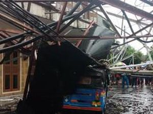 Menara Pemancar di Radio Dalam Jaksel Roboh, Timpa 1 Rumah Menara Pemancar di Radio Dalam Jaksel Roboh, Timpa 1 Rumah