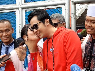 Wajah Bahagia Kriss Hatta Keluar dari Bui
