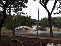 Video Jembatan di Hutan Kota Kemayoran Ambruk