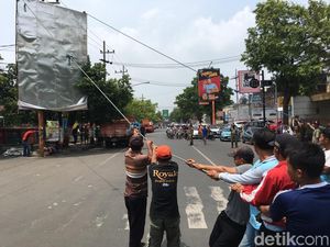Wali Kota Pimpin Pembongkaran Reklame Tak Berizin di Mojokerto