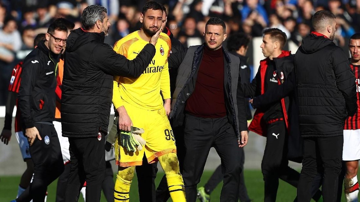 Gianluigi Donnarumma menangis usai kebobolan lima gol saat AC Milan dibantai Atalanta 0-5 (Foto: Marco Luzzani/Getty Images)