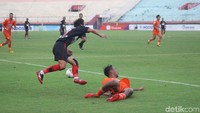Borneo FC unggul lebih dulu berkat Matias Conti di menit ke-24, yang bertahan hingga turun minum.