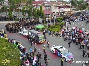 Kapolda Riau Pimpin Upacara Pemakaman Bripka Hendra yang Gugur di Papua Kapolda Riau Pimpin Upacara Pemakaman Bripka Hendra yang Gugur di Papua