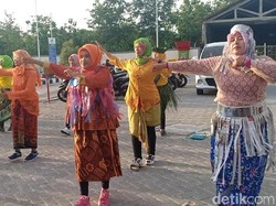 Emak-emak di Ngawi Senam Berkebaya Sambut Hari Ibu