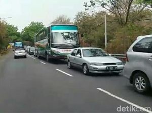 Perbaikan Jalan Picu Kemacetan di Jalan Pantura Situbondo Jelang Nataru
