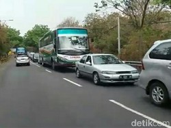 Perbaikan Jalan Picu Kemacetan di Jalan Pantura Situbondo Jelang Nataru