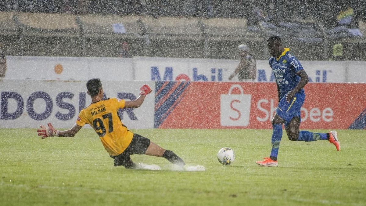 Pemain Persib Bandung Ezechiel Ndouasel (kanan) mengecoh penjaga gawang PSM Makassar Hilman Syah (kiri) di pekan terakhir Liga 1 2019 di Stadion Si Jalak Harupat, Minggu (22/12/2019). (Agung Rajasa/Antara)