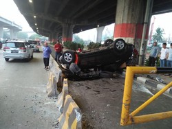 Diduga Human Error, Mobil Terbalik di Jalan DI Panjaitan Jaktim