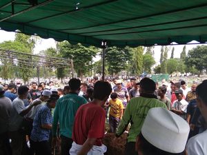 5 Korban Kecelakaan Mobil Vs Kereta di Bekasi Dimakamkan di Rawamangun