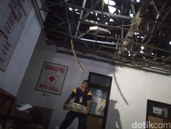 Angin Kencang di Tegal, Gedung PMI Rusak Tertimpa Pohon Tumbang