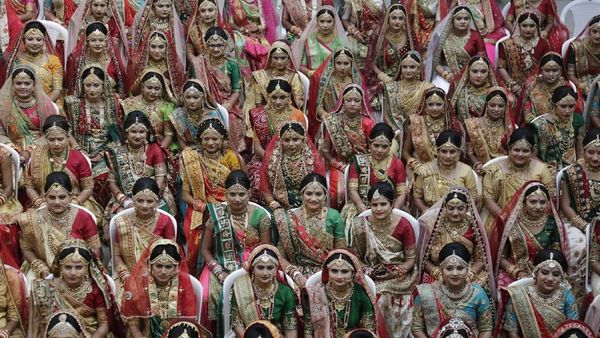 Momen Nikah Massal Ratusan Pengantin di India
