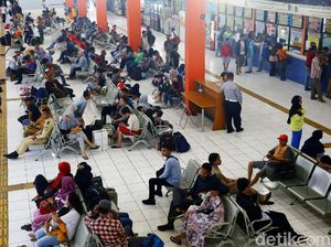 Suasana H-3 Natal di Terminal Kampung Rambutan
