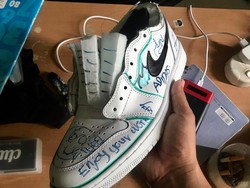 Demi Konten, Youtuber Kakak Beradik Ini Saling Merusak Sneakers Mahal