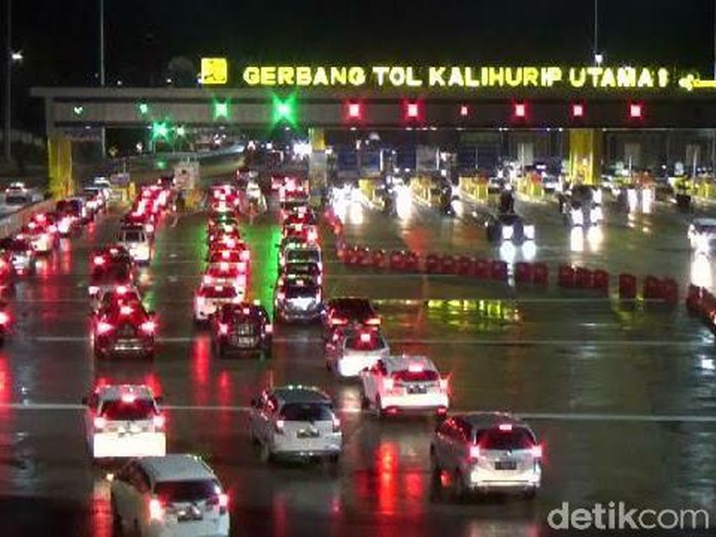 Minggu Malam, Kendaraan di Tol Arah Bandung dan Jakarta Masih Padat Minggu Malam, Kendaraan di Tol Arah Bandung dan Jakarta Masih Padat