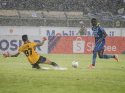 Tapi kemudian, Maung Bandung bisa membalikkan keadaan lewat dua gol di babak pertama melalui Ezechiel.