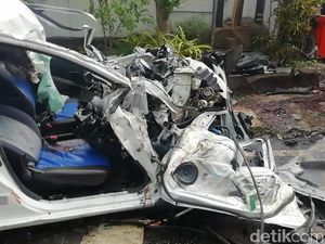 Ekskavator yang Diangkut Truk Maut di Pasuruan Terlepas, 2 Mobil Tertimpa