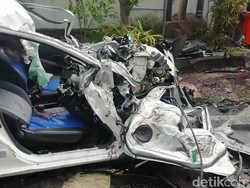 Ekskavator yang Diangkut Truk Maut di Pasuruan Terlepas, 2 Mobil Tertimpa