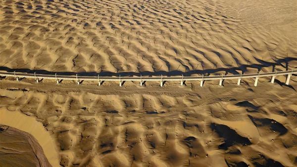 Bangun Jalur Kereta Cepat di Atas Gurun Pasir? China Bisa!