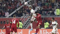 Beberapa kali serangan coba dilancarkan Liverpool. Namun, barisan belakang Flamengo bisa dengan mudah meredamnya. Hingga babak pertama berakhir, skor kacamata tetap bertahan.