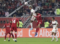 Beberapa kali serangan coba dilancarkan Liverpool. Namun, barisan belakang Flamengo bisa dengan mudah meredamnya. Hingga babak pertama berakhir, skor kacamata tetap bertahan.