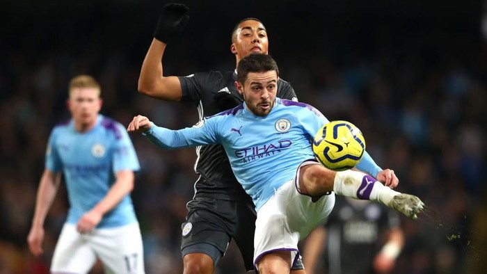 MANCHESTER, ENGLAND - DECEMBER 21: Bernardo Silva of Manchester City battles for possession with Youri Tielemans of Leicester City during the Premier League match between Manchester City and Leicester City at Etihad Stadium on December 21, 2019 in Manchester, United Kingdom. (Photo by Clive Brunskill/Getty Images)