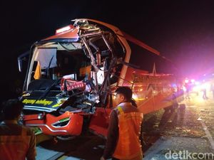 Bus Tabrak Truk di Tol Jombang- Mojokerto, Kondektur Tewas Terjepit