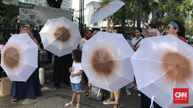 Payung Putih 'Payudara' Demi Hak Ibu Menyusui