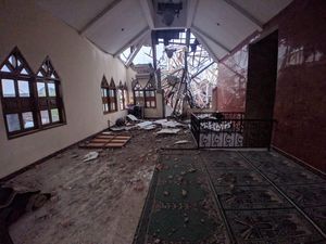 Begini Detik-detik Menara Pemancar di Radio Dalam Jaksel Timpa Masjid Begini Detik-detik Menara Pemancar di Radio Dalam Jaksel Timpa Masjid