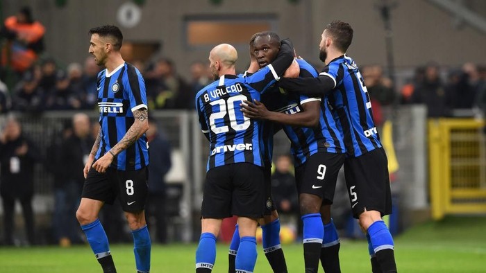 MILAN, ITALY - DECEMBER 21: Romelu Lukaku of FC Internazionale celebrates goal with teammates during the Serie A match between FC Internazionale and Genoa CFC at Stadio Giuseppe Meazza on December 21, 2019 in Milan, Italy. (Photo by Chris Ricco/Getty Images)