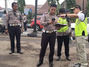 Polda Jatim Olah TKP Kecelakaan Truk Angkut Ekskavator Tewaskan 7 Orang