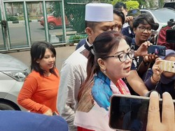 Ibunda Kriss Hatta: Anak yang Satu Masuk Penjara yang Satu Difitnah
