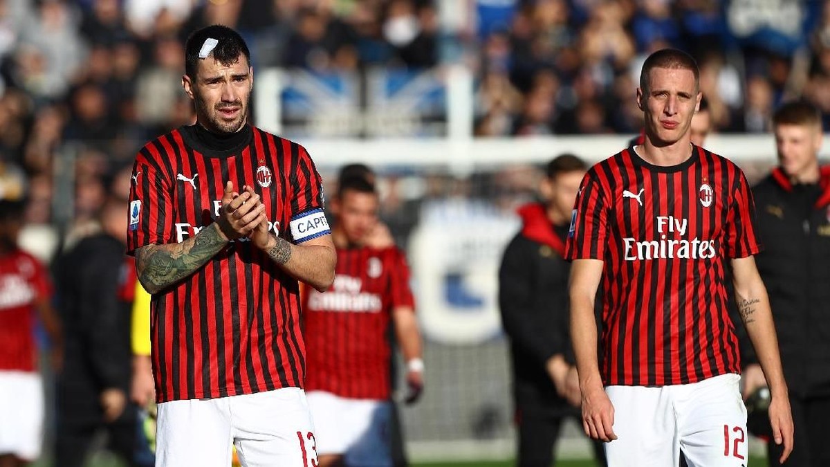 Alessio Romagnoli dan Andrea Conti. Laga Atalanta Vs AC Milan berakhir 5-0 untuk kemenangan tuan rumah (Marco Luzzani/Getty Images